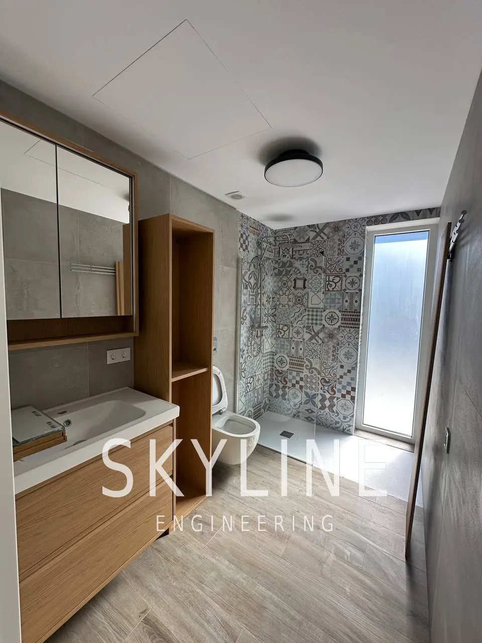 Finished bathroom with patterned tiled shower wall in a Lanucia 6 villa, La Nucía