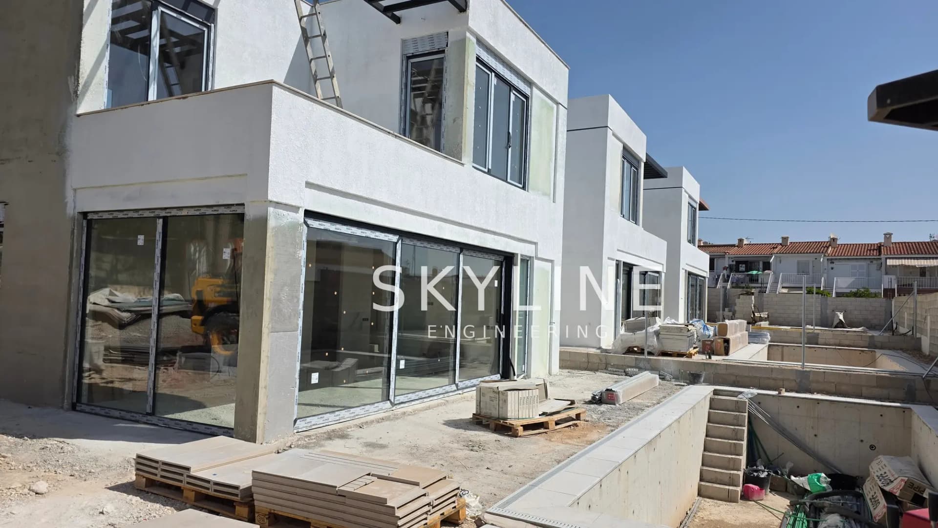 Row of Lanucia 6 villas in La Nucía with glazing and roller shutters installed during construction