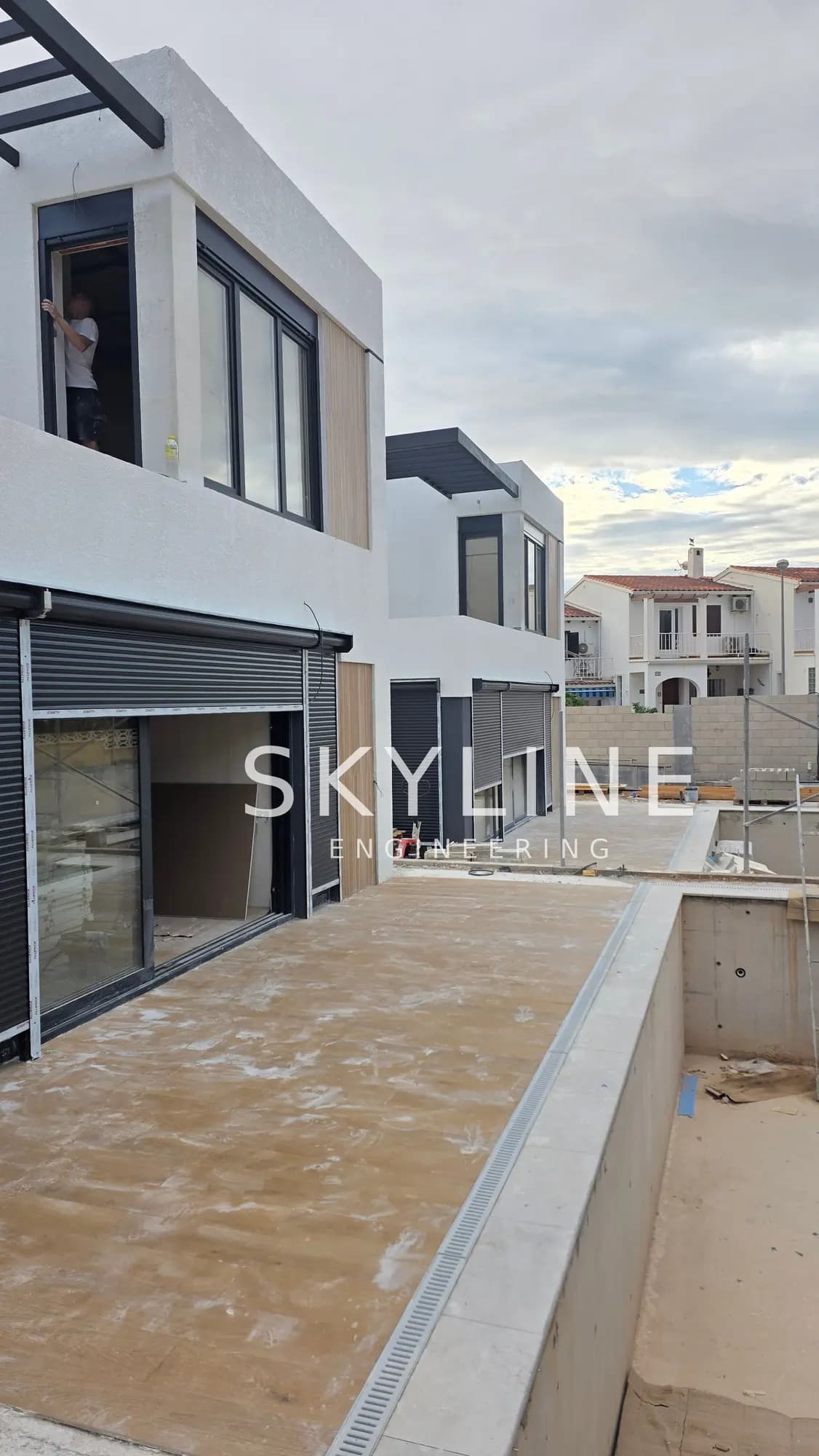 Terrace and facade of a Lanucia 6 villa in La Nucía with roller shutters fitted during construction
