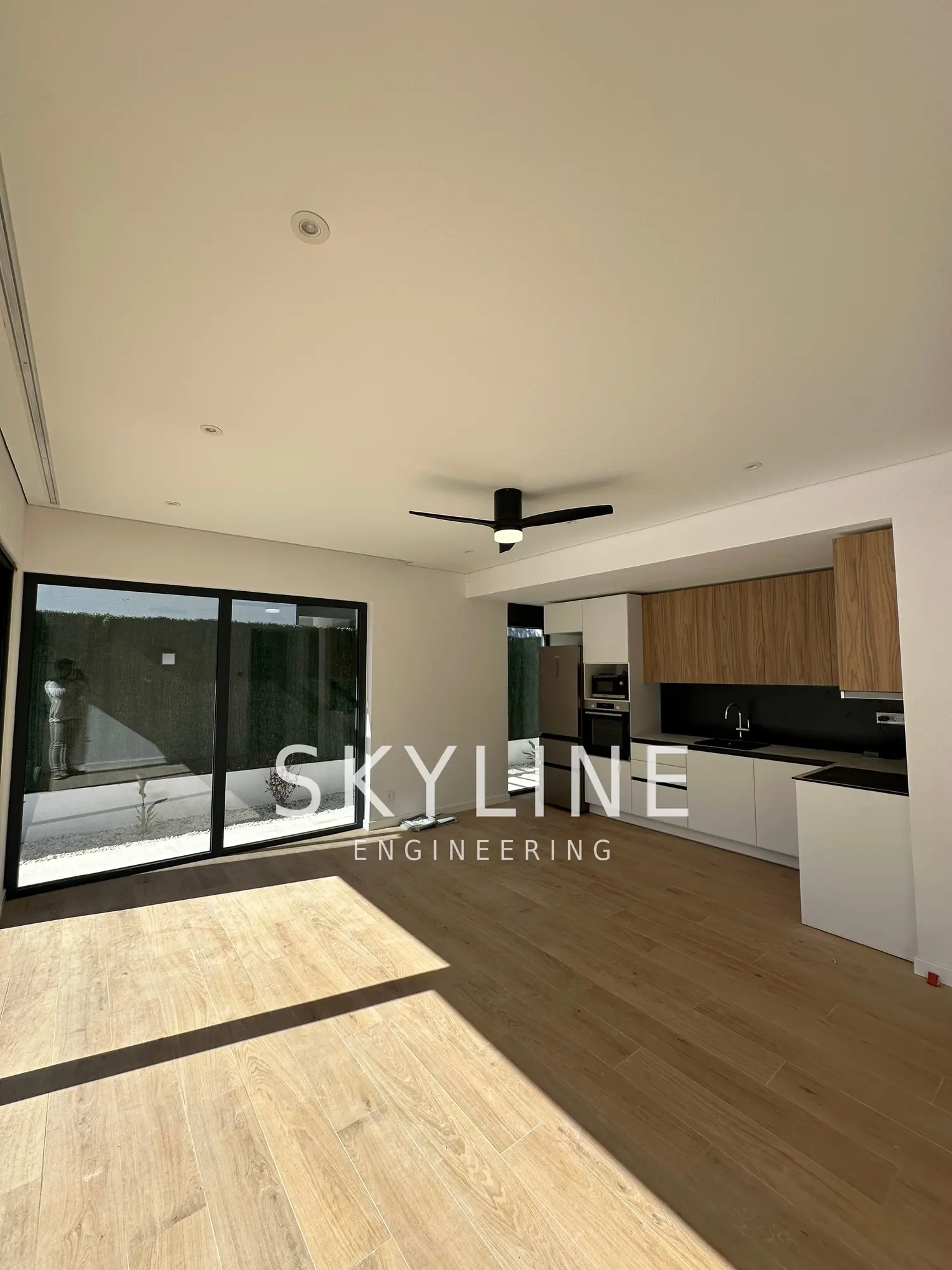 Finished open-plan living room and kitchen with wood flooring in a Lanucia 6 villa, La Nucía