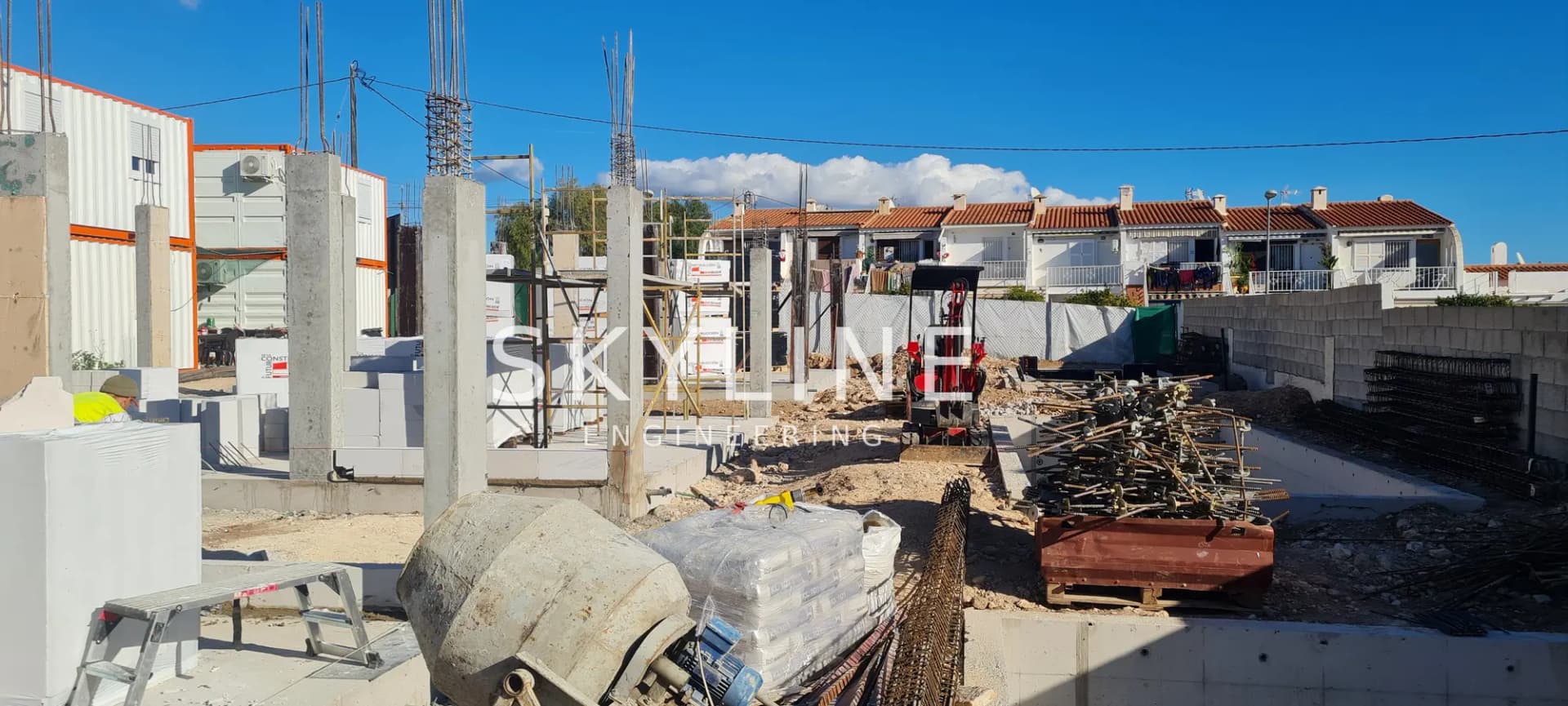 Reinforced concrete columns and AAC block walls rising on the Lanucia 6 villas in La Nucía